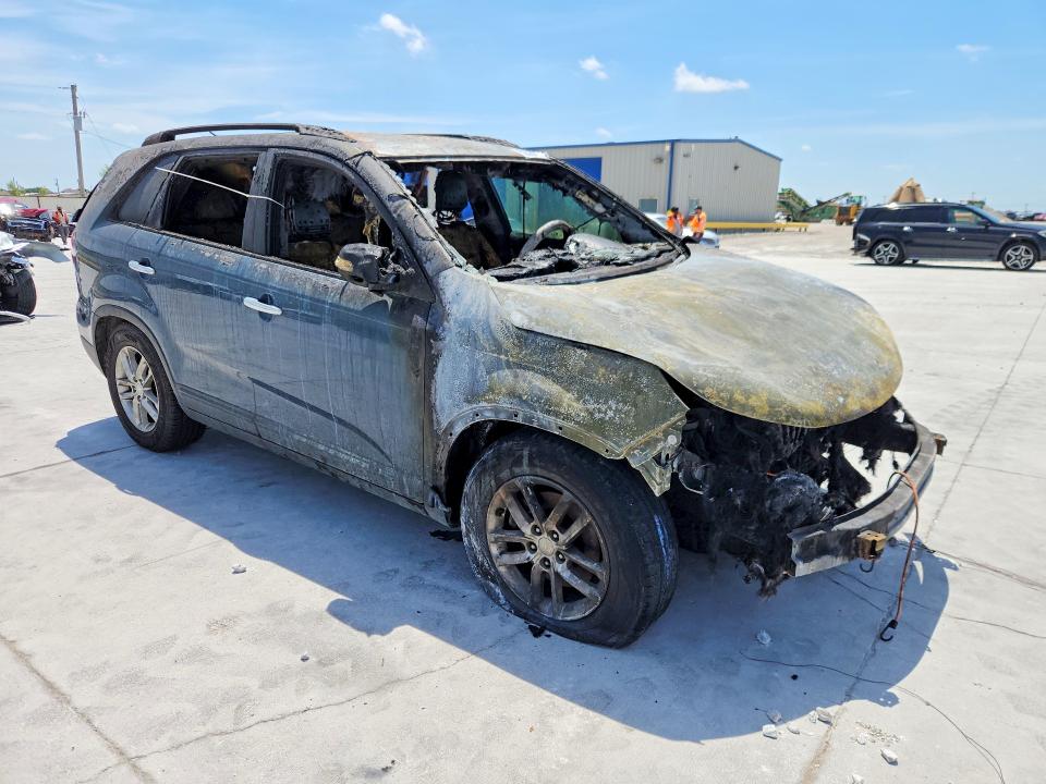 2015 Kia Sorento VIN 5XYKT3A64FG584538 COPART salvage auction — BURN, Tx - Nonrepairable Title, sold $175 on 2026-07-07 (photo 4)