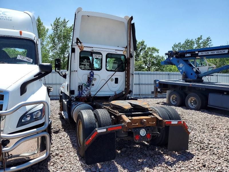 2016 Freightliner Cascadia 125 VIN 1FUBGEDV2GLHC5803 COPART salvage auction — MINOR DENT/SCRATCHES, IN - CERTIFICATE OF TITLE, sold $5,100 on 2026-07-28 (photo 3)