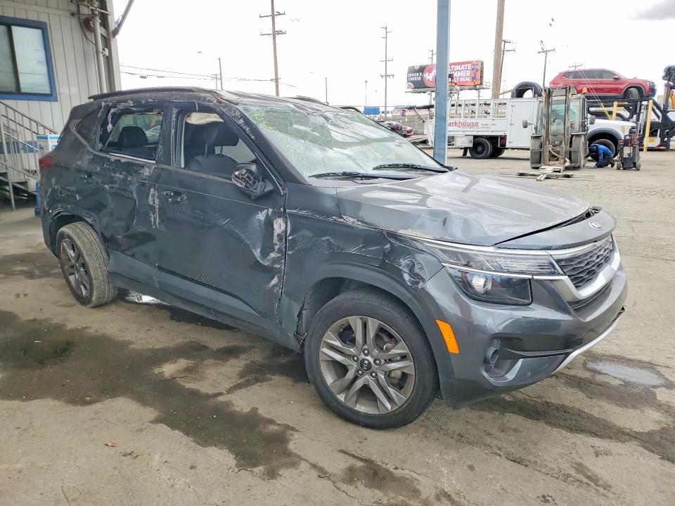 2021 Kia Seltos VIN KNDEU2AA1M7141329 COPART salvage auction — ROLLOVER, Ca - Salvage Certificate, sold $2,200 on 2026-07-30 (photo 4)