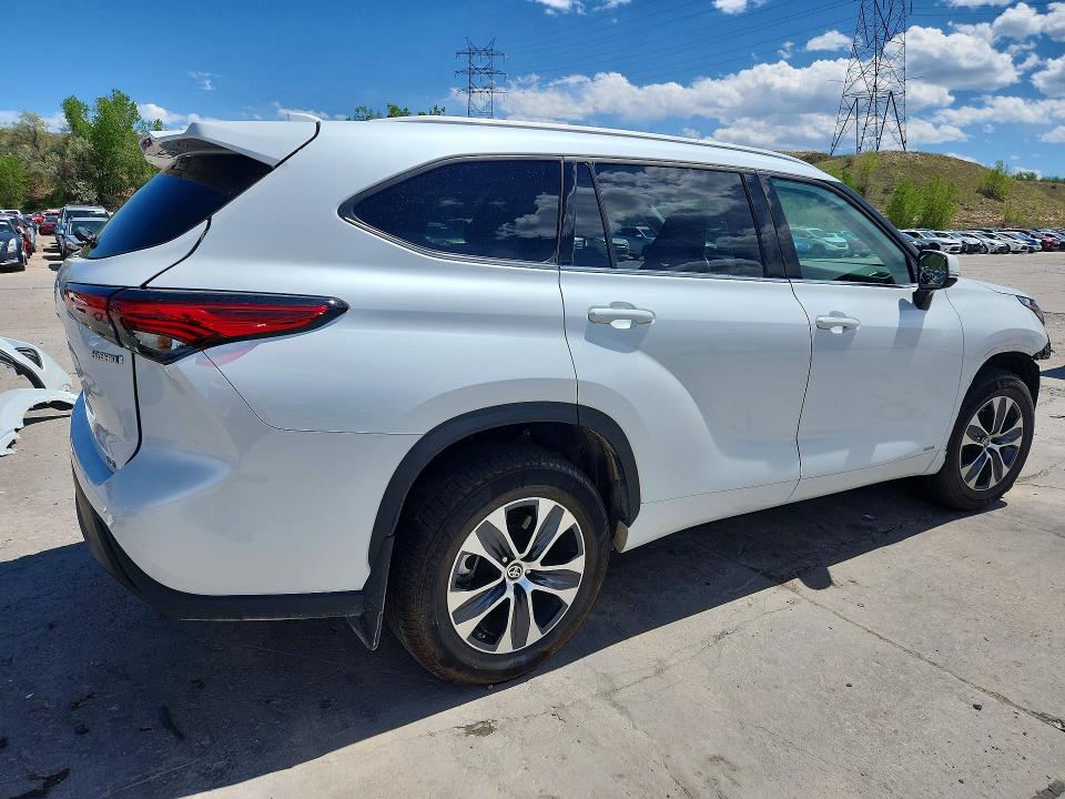 2022 Toyota VIN 5TDHBRCH0NS554761 COPART salvage auction — FRONT END, Tx - Certificate Of Title, sold $25,250 on 2026-07-06 (photo 3)