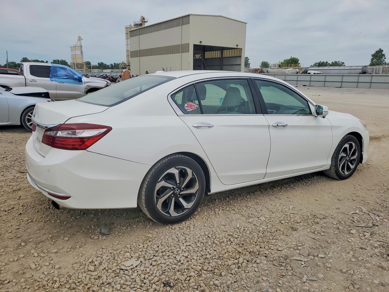 2016 Honda Accord VIN 1HGCR2F76GA030015 COPART salvage auction — Hail, KS - CERT OF TITLE-SALVAGE, sold $4,350 on 2026-07-07 (photo 3)