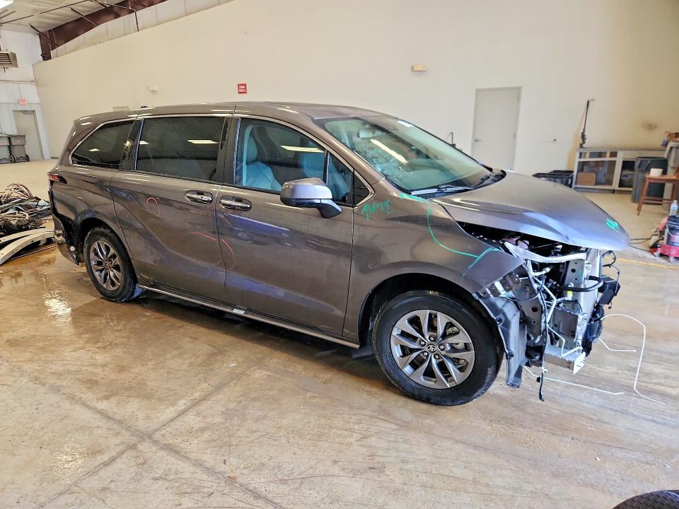 2024 Toyota Sienna VIN 5TDYRKEC6RS212256 COPART salvage auction — FRONT END, TX - CERTIFICATE OF TITLE, sold $21,500 on 2026-07-09 (photo 4)