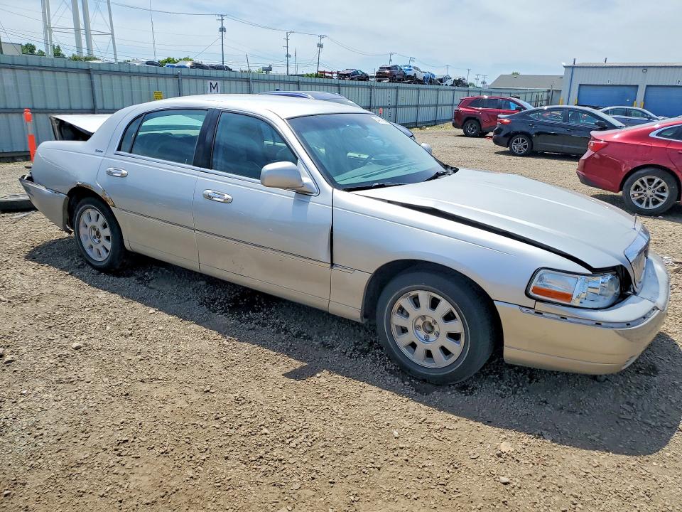 2003 Lincoln TOWN CAR VIN 1LNHM81WX3Y653722 COPART salvage auction — REAR END, Il - Salvage Certificate, sold $300 on 2026-07-10 (photo 4)
