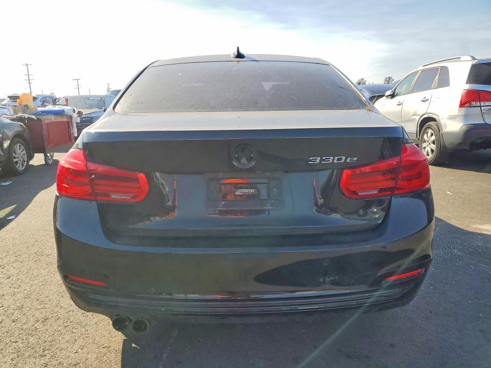 2018 BMW 3 series VIN WBA8E1C55JA756689 COPART salvage auction — FRONT END, Ca - Dis/Dlr/Exp Only Clean Title, sold $875 on 2026-07-22 (photo 6)