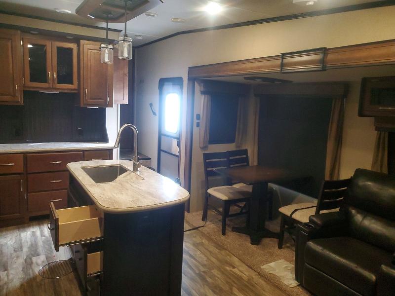 2018 Grand design Reflection VIN 573FR3326J3317353 COPART salvage auction — HAIL, IA - CERTIFICATE OF TITLE, sold $8,200 on 2026-07-28 (photo 8)