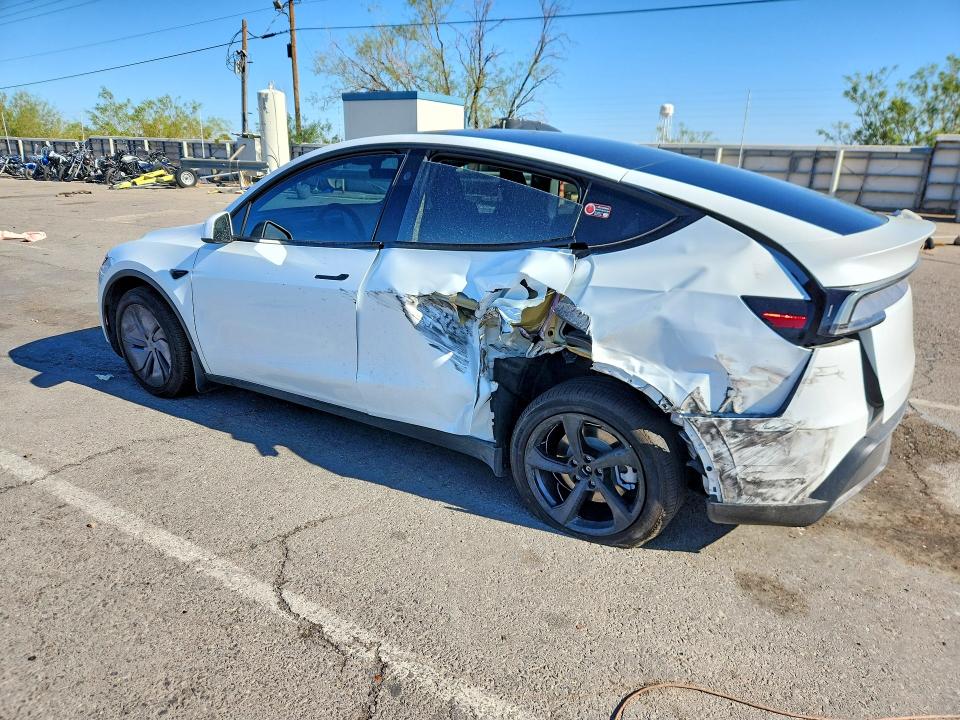 2026 Tesla Model y VIN 7SAYGDED8TA493353 COPART salvage auction — SIDE, Tx - Salvage Vehicle Title, sold $15,300 on 2026-07-31 (photo 2)