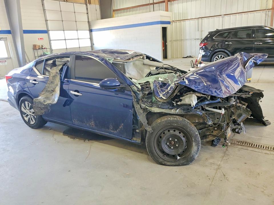 2020 Nissan Altima VIN 1N4BL4BV9LC206295 COPART salvage auction — ALL OVER, VA - CERT OF TITLE - SALVAGE, sold $425 on 2026-07-02 (photo 4)
