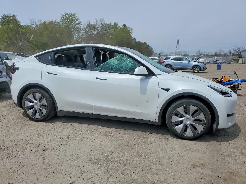 2023 Tesla Model y VIN 7SAYGAEE8PF583103 COPART salvage auction — VANDALISM, On - Permit No Brand - Unfit, sold $15,300 on 2026-07-03 (photo 4)