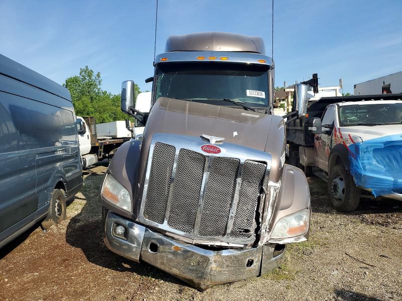2017 Peterbilt 579 VIN 1NPBGGGG80D455616 COPART salvage auction — FRONT END, IL - SALVAGE CERTIFICATE, sold $10,200 on 2026-07-16 (photo 9)