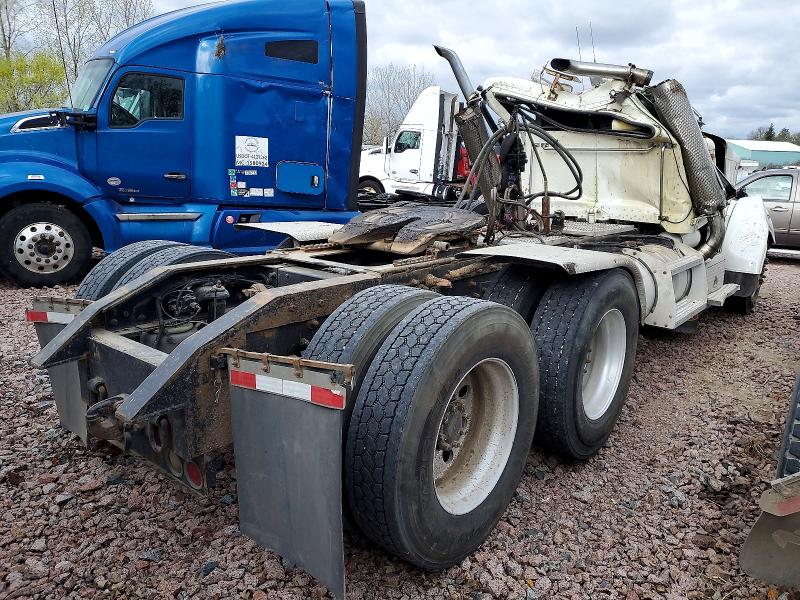 2006 Peterbilt 379 VIN 1XP5DB0X26D630136 COPART salvage auction — ROLLOVER, MN - CERT OF TITLE-SALVAGE, sold $7,000 on 2026-08-06 (photo 4)
