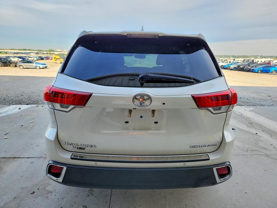 2018 Toyota Highlander VIN 5TDDZRFH4JS864525 COPART salvage auction — SIDE, NE - CERT OF TITLE-SALVAGE, sold $6,300 on 2026-07-21 (photo 6)