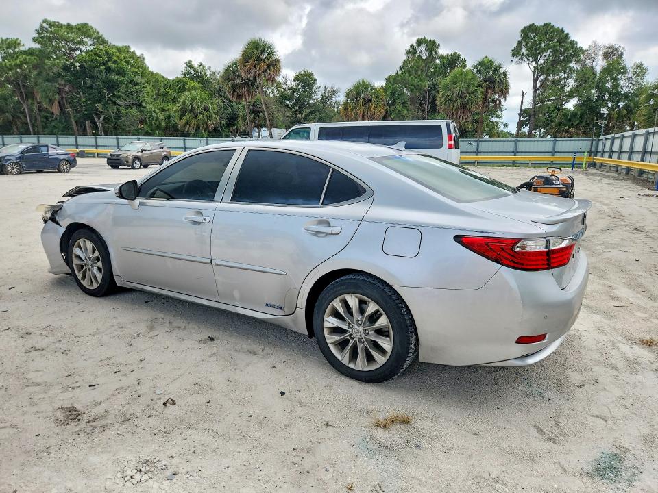 2013 Lexus VIN JTHBW1GG9D2013838 COPART salvage auction — FRONT END, Fl - Cert Of Title Slvg Rebuildable, sold $1,400 on 2026-07-08 (photo 2)
