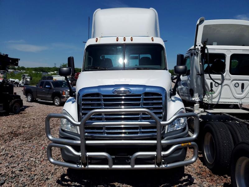 2016 Freightliner Cascadia 125 VIN 1FUBGEDV2GLHC5803 COPART salvage auction — MINOR DENT/SCRATCHES, IN - CERTIFICATE OF TITLE, sold $5,100 on 2026-07-28 (photo 9)