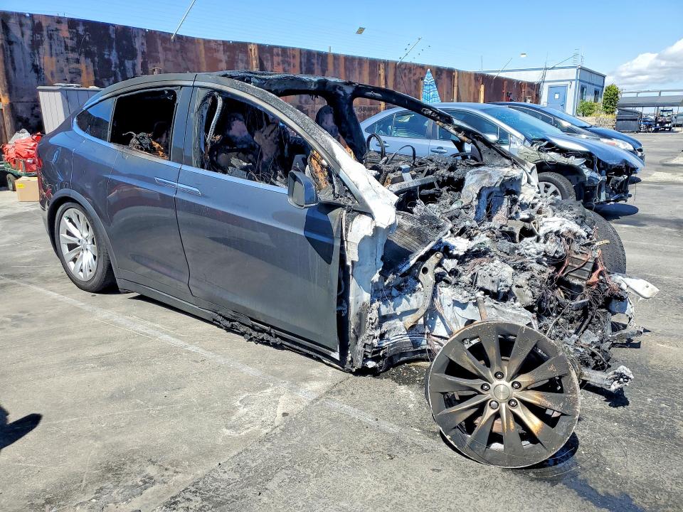 2018 Tesla Model x VIN 5YJXCAE26JF087993 COPART salvage auction — BURN, Ca - Non-Repairable Vehicle Cert, sold $300 on 2026-07-22 (photo 4)