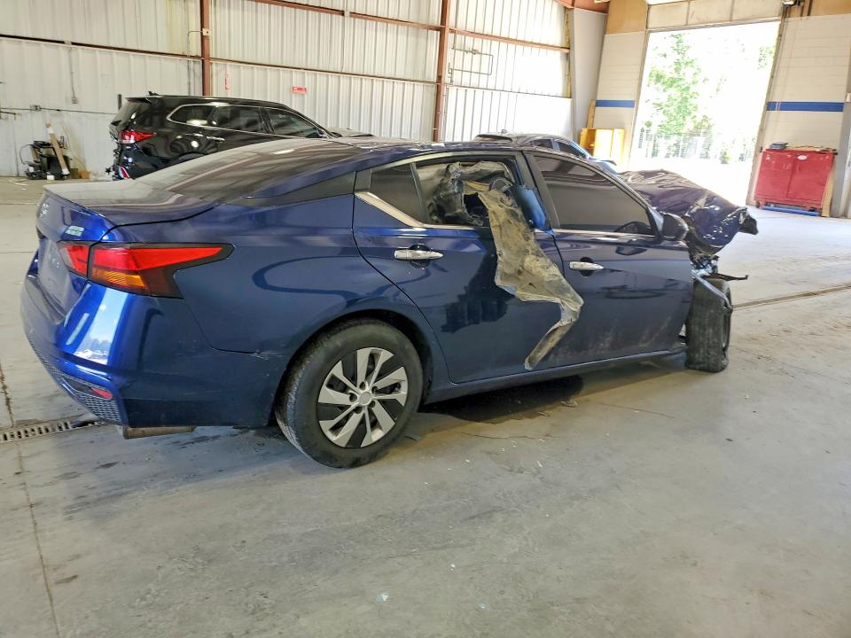 2020 Nissan Altima VIN 1N4BL4BV9LC206295 COPART salvage auction — ALL OVER, VA - CERT OF TITLE - SALVAGE, sold $425 on 2026-07-02 (photo 3)