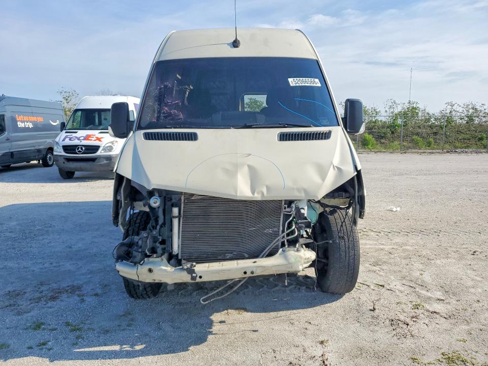 2018 Mercedes-benz Sprinter VIN WD3PE7CD0JP636458 COPART salvage auction — FRONT END, Fl - Cert Of Title Slvg Rebuildable, sold $7,600 on 2026-07-08 (photo 5)