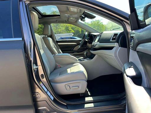 2019 Toyota Highlander VIN 5TDJGRFH7KS073819 COPART salvage auction — MINOR DENT/SCRATCHES, Nj - Certificate Of Title, sold $13,900 on 2026-07-29 (photo 6)