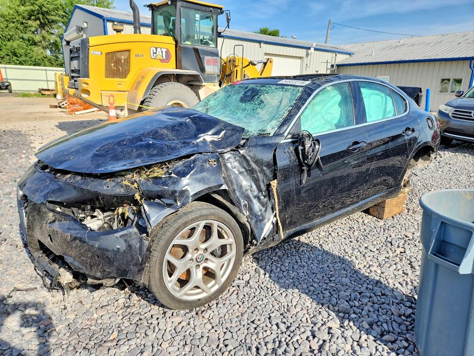 2021 Alfa romeo Giulia VIN ZARFANBN8M7647830 COPART salvage auction — ROLLOVER, Il - Junking Cert Of A Vehicle, sold $650 on 2026-07-27 (photo 1)