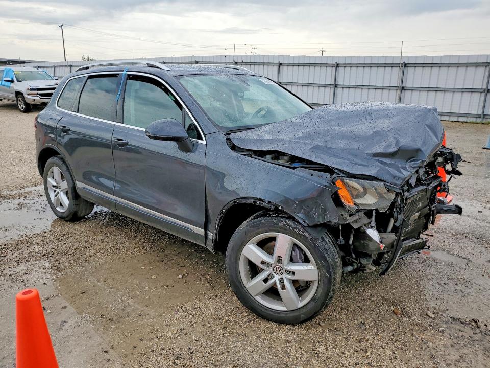 2013 Volkswagen Touareg VIN WVGEF9BP9DD006165 COPART salvage auction — FRONT END, Tx - Salvage Vehicle Title, sold $375 on 2026-07-02 (photo 4)