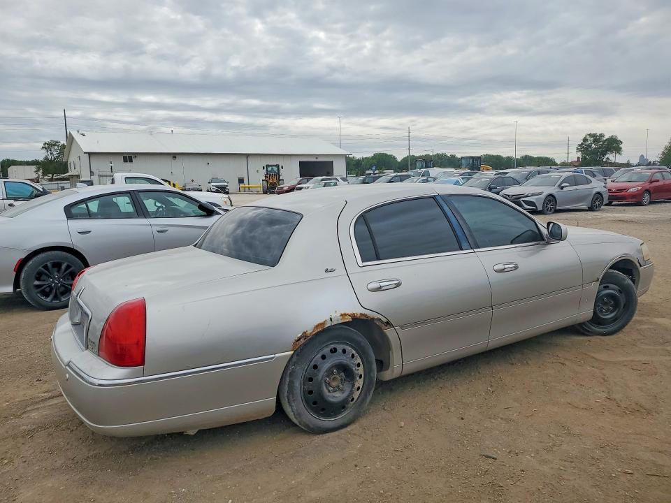 2003 Lincoln TOWN CAR VIN 1LNHM83WX3Y626677 COPART salvage auction — HAIL, IA - CERT OF TITLE-SALVAGE TITLE, sold $475 on 2026-07-31 (photo 3)