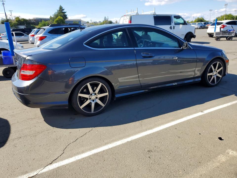 2015 Mercedes-benz VIN WDDGJ4HB0FG383999 COPART salvage auction — MINOR DENT/SCRATCHES, Ca - Dis/Dlr/Exp Only Clean Title, sold $2,800 on 2026-07-07 (photo 3)