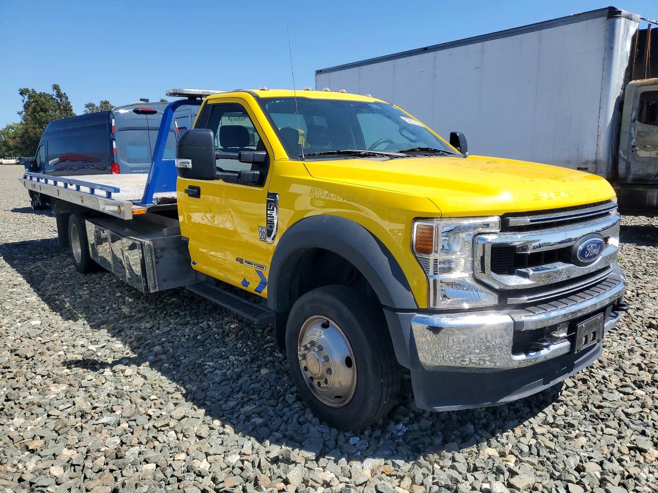 2020 Ford F-550 super duty VIN 1FDUF5GT5LDA06477 COPART salvage auction — Side, CA - DIS/DLR/EXP ONLY CLEAN TITLE (P), sold $32,750 on 2026-06-01 (photo 4)