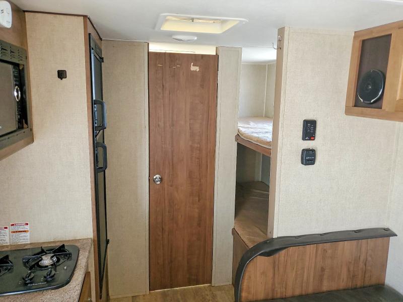 2018 Gulf stream Ameri-lite VIN 1NL1GTJ21J1126746 COPART salvage auction — HAIL, OK - CERT OF TITLE-SALVAGE FLOOD, sold $3,000 on 2026-07-30 (photo 6)