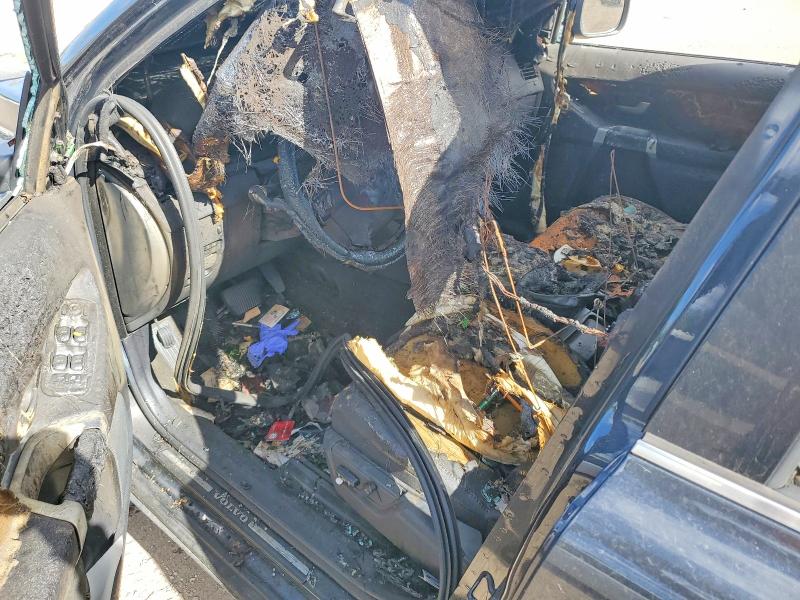 2010 Volvo Xc90 VIN YV4982CZ2A1544451 COPART salvage auction — INTERIOR BURN, On - Permit No Brand - Unfit, sold $375 on 2026-08-18 (photo 8)