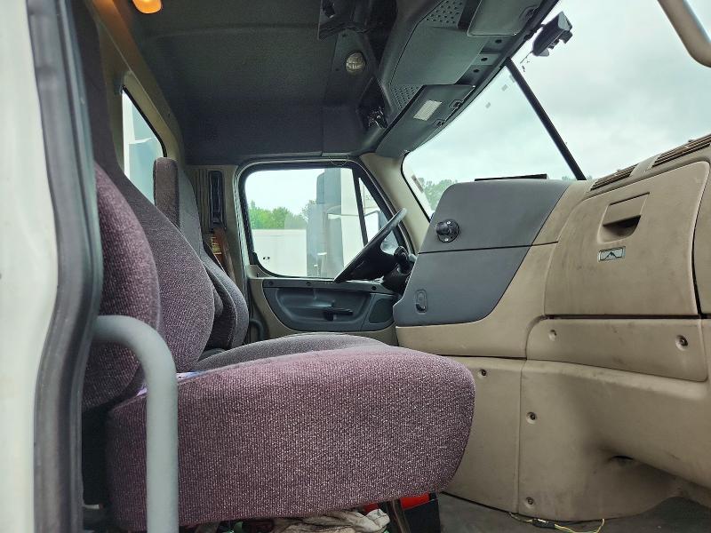 2017 Freightliner Cascadia VIN 3AKBGADV8HSJD0594 COPART salvage auction — NORMAL WEAR, IN - CERTIFICATE OF TITLE (P), sold $2,500 on 2026-08-22 (photo 5)