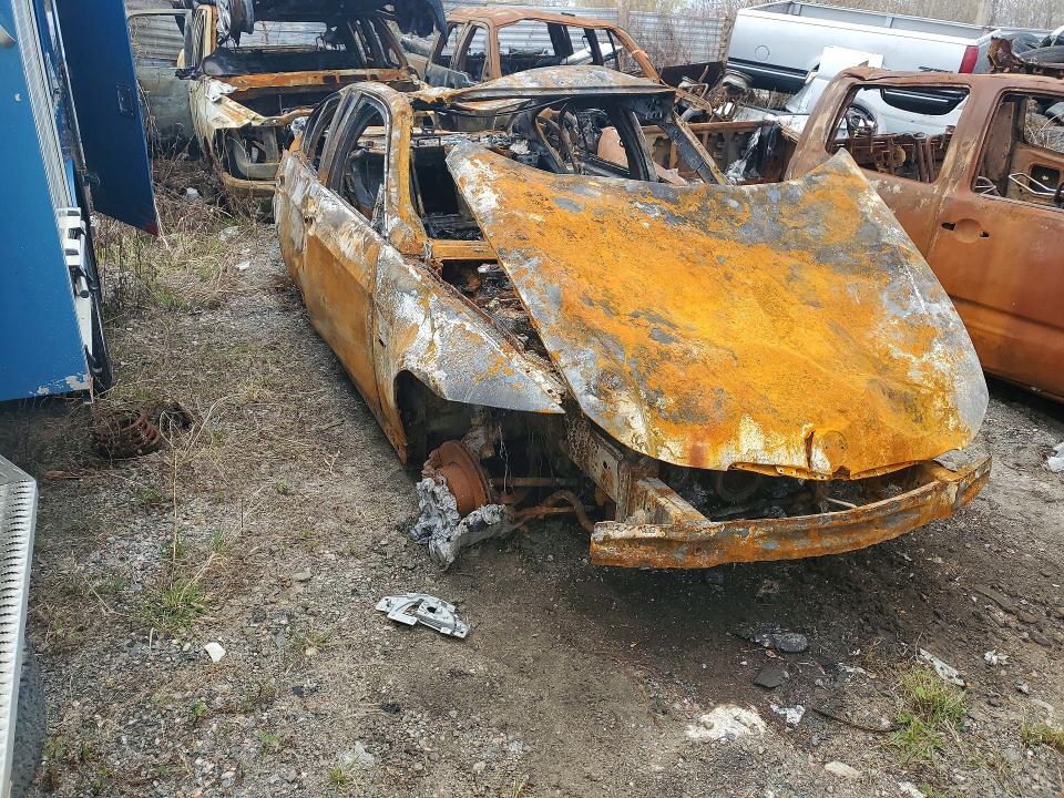 2007 BMW 3 series VIN WBAVC93547KX53700 COPART salvage auction — BURN, ON - PERMIT IRREPAIRABLE, sold $100 on 2026-07-14 (photo 4)