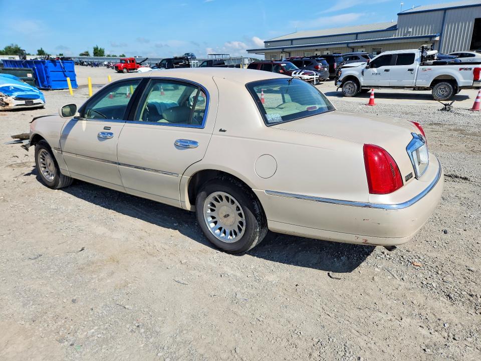 2000 Lincoln TOWN CAR VIN 1LNHM83W0YY938434 COPART salvage auction — FRONT END, KY - CERT OF TITLE-SALVAGE, sold $500 on 2026-07-09 (photo 2)