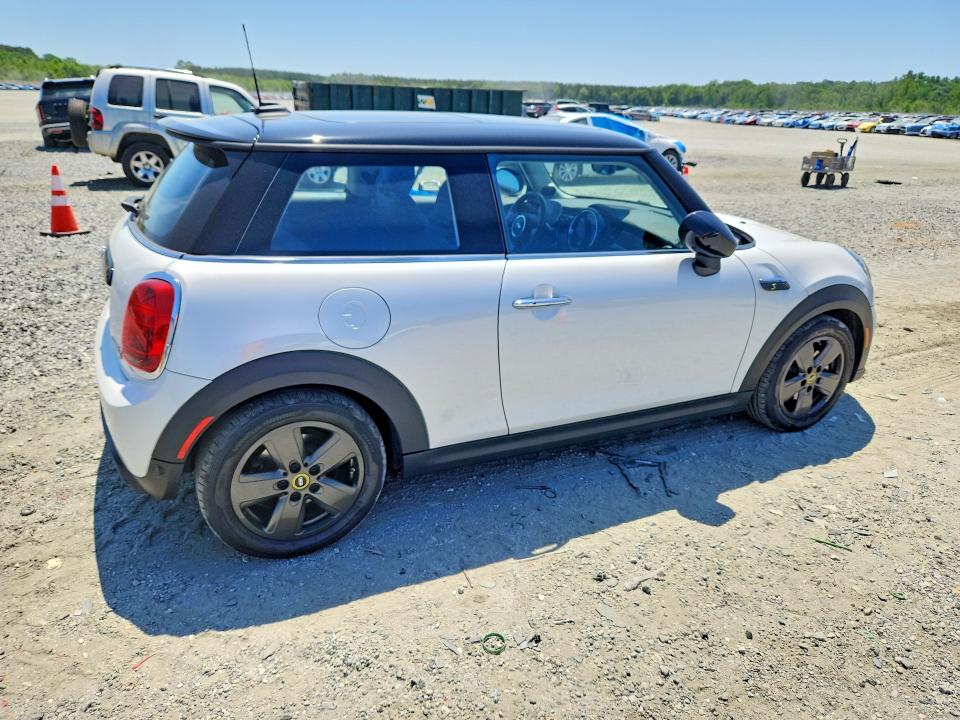 2024 Mini Cooper VIN WMW13DJ01R2V88488 COPART salvage auction — MINOR DENT/SCRATCHES, SC - CERT OF TITLE-SALVAGE, sold $8,900 on 2026-07-06 (photo 3)