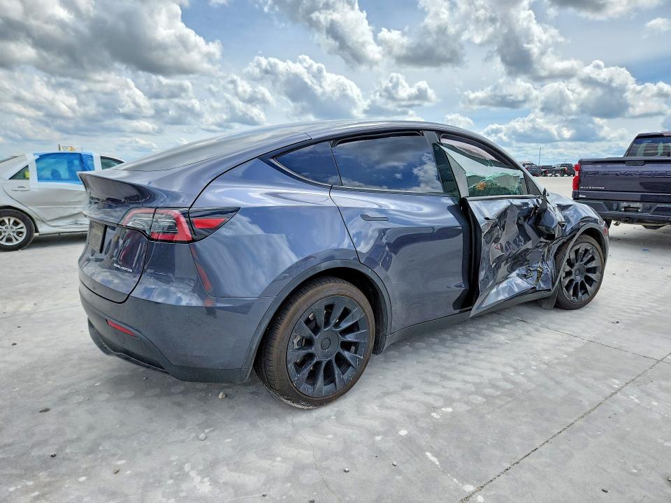 2023 Tesla Model y VIN 7SAYGDEE5PF833902 COPART salvage auction — SIDE, Tx - Salvage Vehicle Title, sold $200 on 2026-07-21 (photo 3)