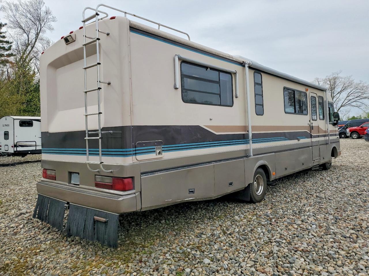 1992 Ford F530 VIN 3FCMF53G8NJA02669 COPART salvage auction — Water/Flood, MA - CERT OF TITLE-RECONSTRCTD FLD, sold $100 on 2026-06-30 (photo 4)