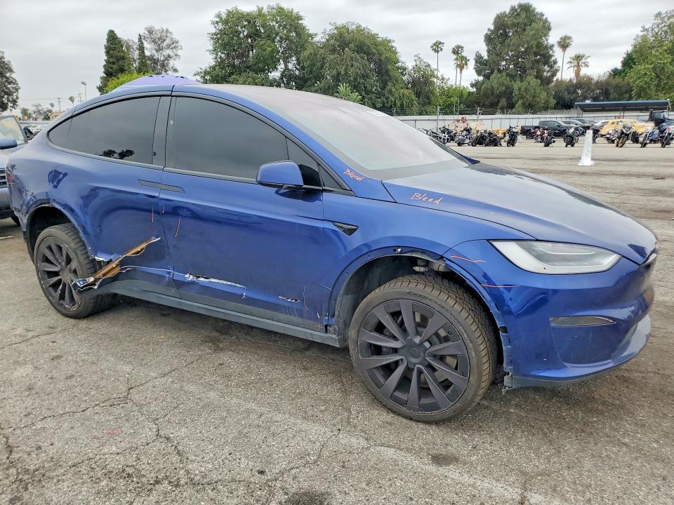 2022 Tesla Model x VIN 7SAXCDE50NF339094 COPART salvage auction — SIDE, CA - SALVAGE CERTIFICATE, sold $15,900 on 2026-08-21 (photo 4)