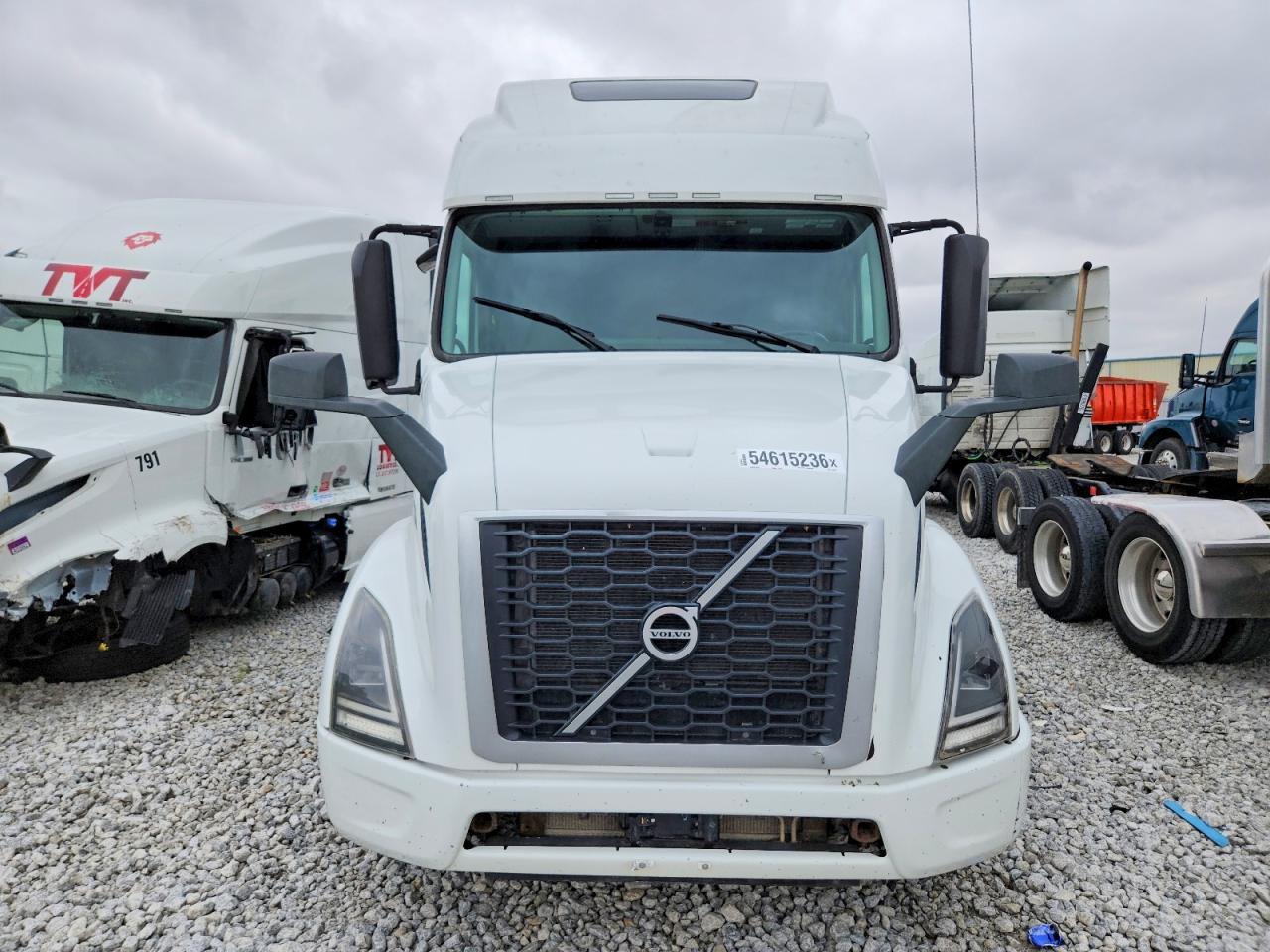 2024 Volvo Vnr VIN 4V4WC9EH1RN629758 COPART salvage auction — Minor Dent/Scratches, NE - CERT OF TITLE-SALVAGE, sold $20,250 on 2025-03-12 (photo 9)