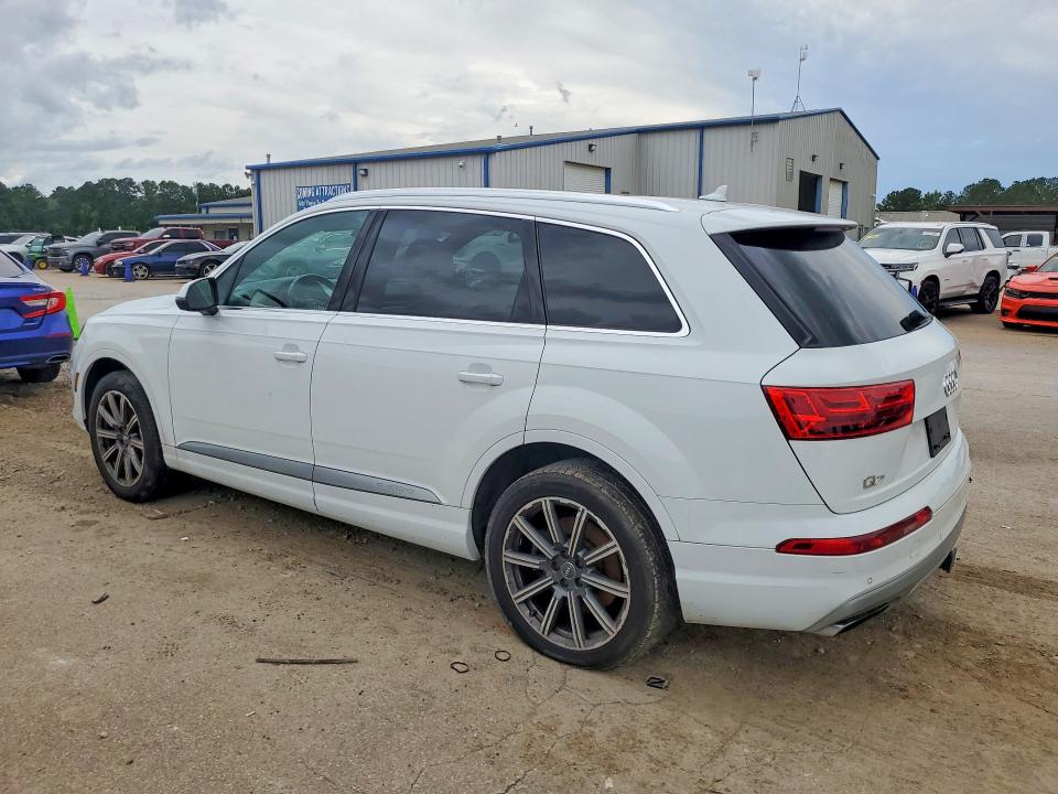 2017 Audi Q7 VIN WA1LAAF7XHD034787 COPART salvage auction — MINOR DENT/SCRATCHES, Mo - Certificate Of Title (P), sold $6,500 on 2026-07-10 (photo 2)