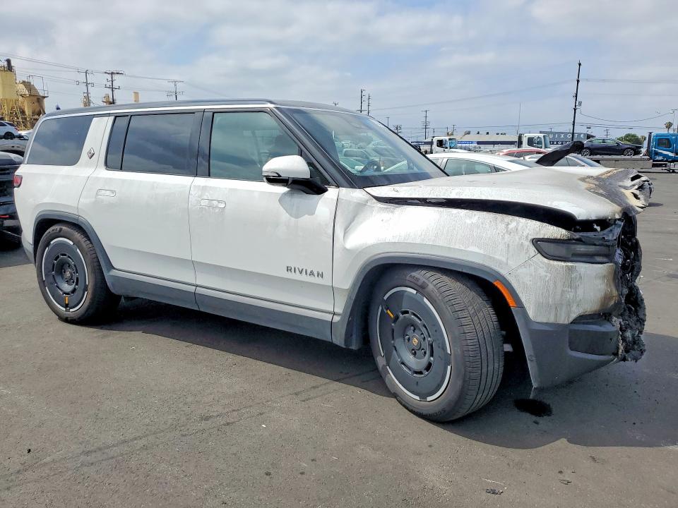 2025 Rivian R1s VIN 7PDSGBBA3SN053036 COPART salvage auction — ENGINE BURN, CA - SALVAGE CERTIFICATE, sold $12,300 on 2026-08-10 (photo 4)