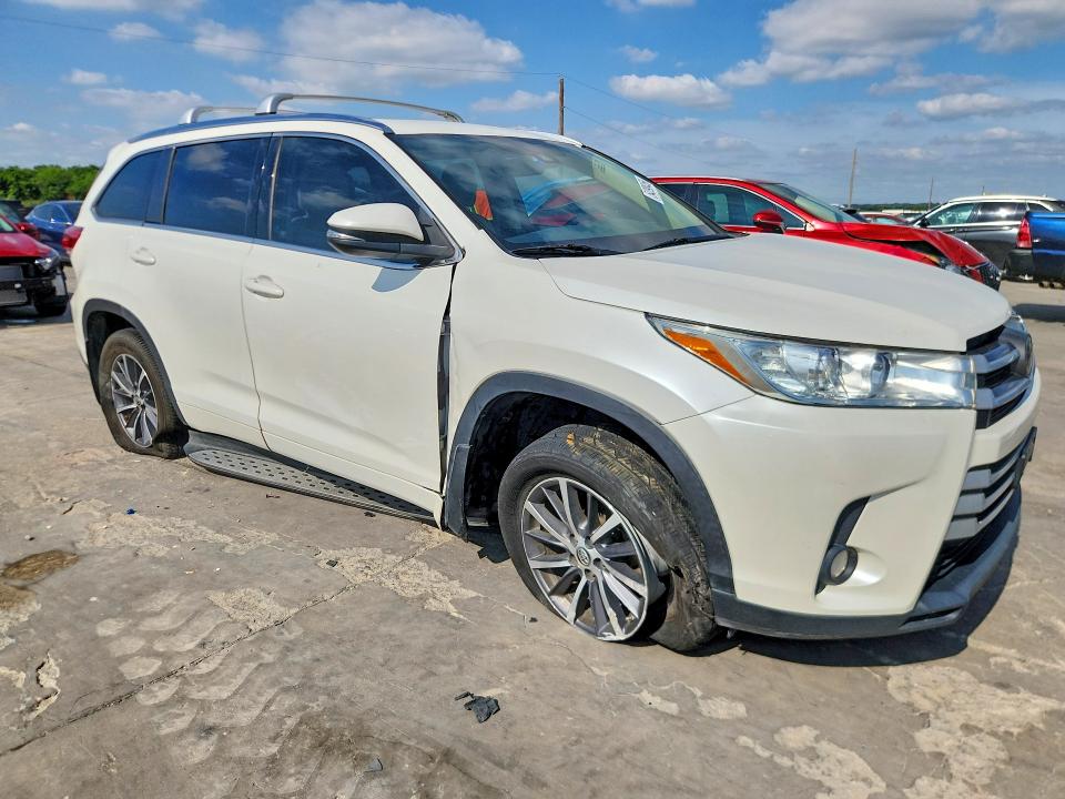 2018 Toyota Highlander VIN 5TDKZRFH6JS288010 COPART salvage auction — SIDE, Tx - Salvage Vehicle Title, sold $8,600 on 2026-07-27 (photo 4)