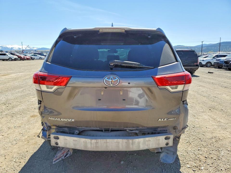 2018 Toyota Highlander VIN 5TDJZRFH5JS560574 COPART salvage auction — REAR END, Salvage Title, sold $12,300 on 2026-08-25 (photo 6)