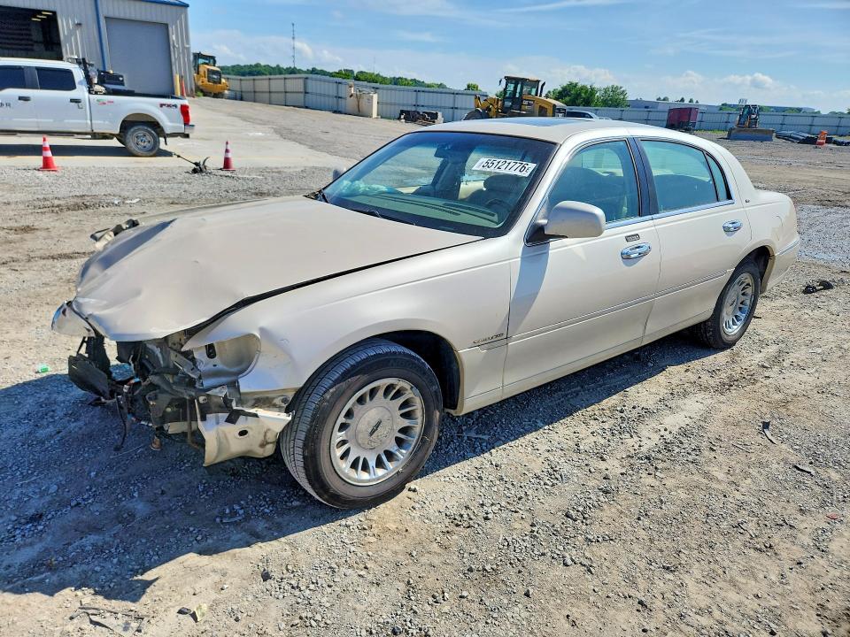 2000 Lincoln TOWN CAR VIN 1LNHM83W0YY938434 COPART salvage auction — FRONT END, KY - CERT OF TITLE-SALVAGE, sold $500 on 2026-07-09 (photo 1)