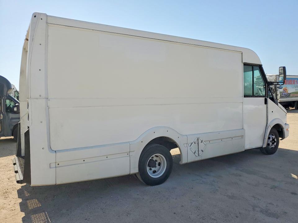 2014 Isuzu Reach VIN JALB4T172E7W00428 COPART salvage auction — NORMAL WEAR, Ca - Dis/Dlr/Exp Only Clean Title, sold $3,950 on 2026-07-30 (photo 3)