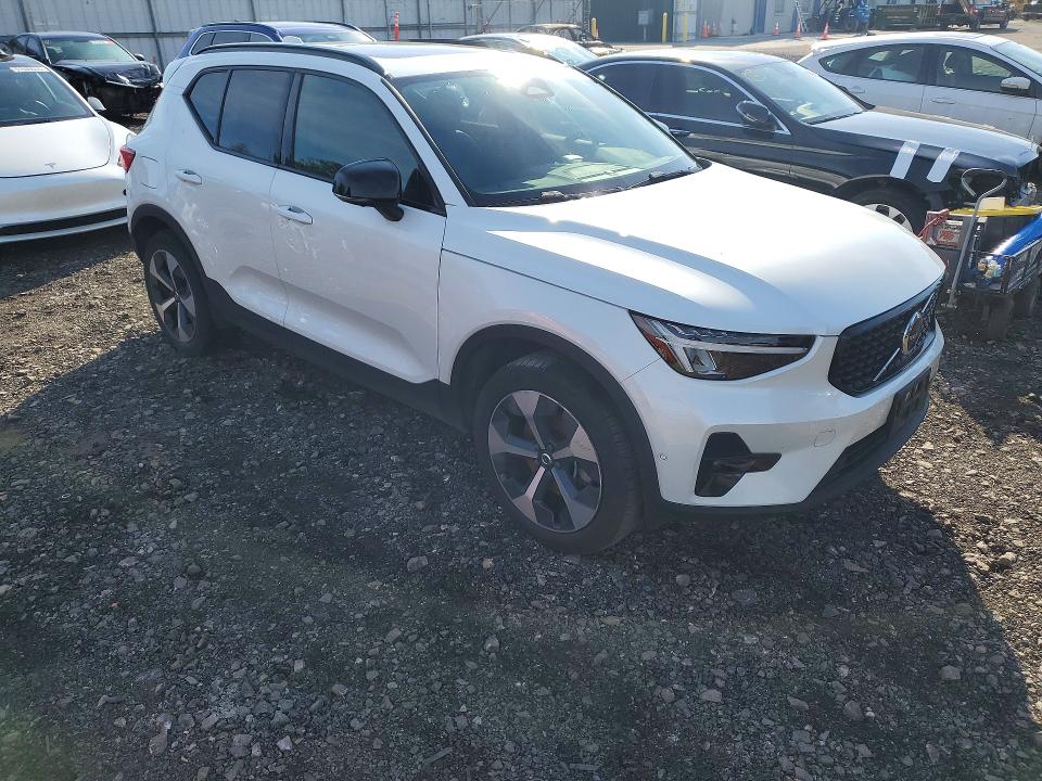 2024 Volvo Xc40 VIN YV4L12UL8R2201427 COPART salvage auction — SIDE, Md - Cert Of Salvage > 75% Damage, sold $250 on 2026-07-27 (photo 4)