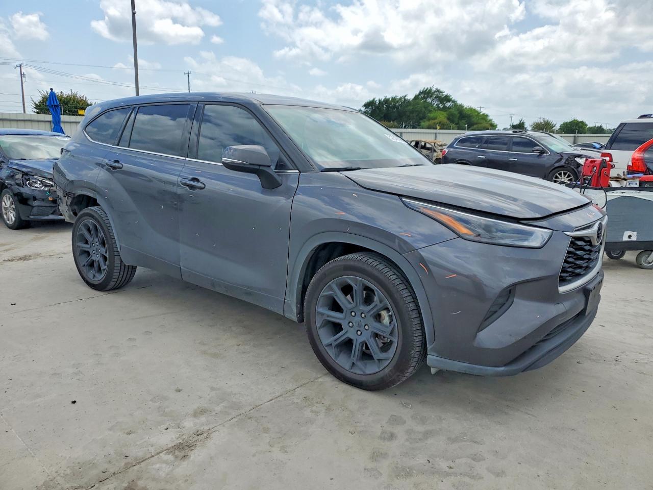 2022 Toyota Highlander VIN 5TDCZRAH9NS126406 COPART salvage auction — Rear End, TX - SALVAGE VEHICLE TITLE, sold $12,900 on 2026-07-09 (photo 4)