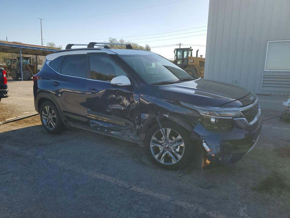 2023 Kia Seltos VIN KNDEU2AA2P7381834 COPART salvage auction — SIDE, Nv - Salvage Title, sold $3,600 on 2026-07-30 (photo 4)