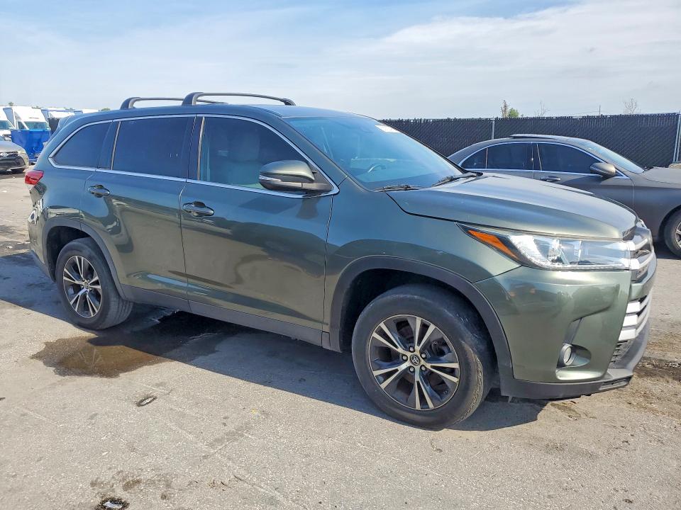 2019 Toyota Highlander VIN 5TDZZRFH1KS333290 COPART salvage auction — MINOR DENT/SCRATCHES, In - Certificate Of Title (P), sold $9,600 on 2026-07-30 (photo 4)