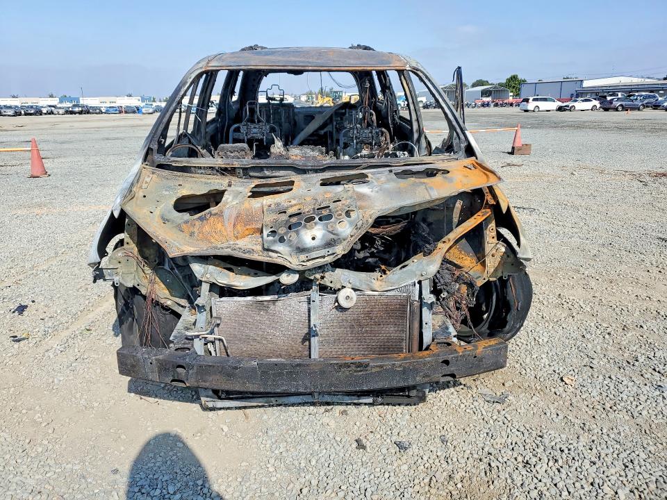 2011 Toyota Sienna VIN 5TDKK3DC8BS048418 COPART salvage auction — BURN, Ca - Non-Repairable Vehicle Cert, sold $275 on 2026-07-10 (photo 5)