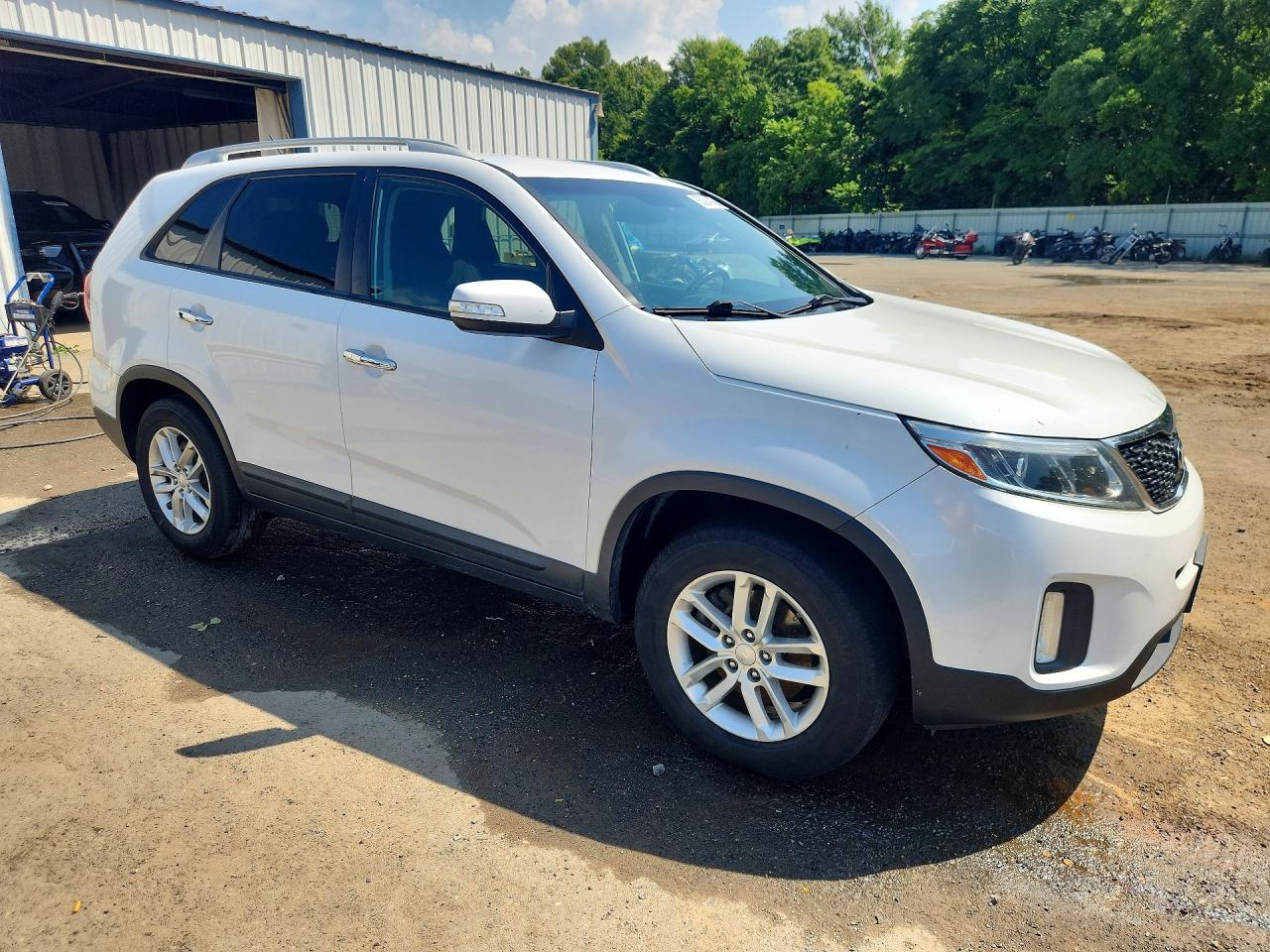 2015 Kia Sorento VIN 5XYKT4A74FG612868 COPART salvage auction — Minor Dent/Scratches, LA - CERT OF TITLE-SALVAGE, sold $2,050 on 2026-07-09 (photo 4)