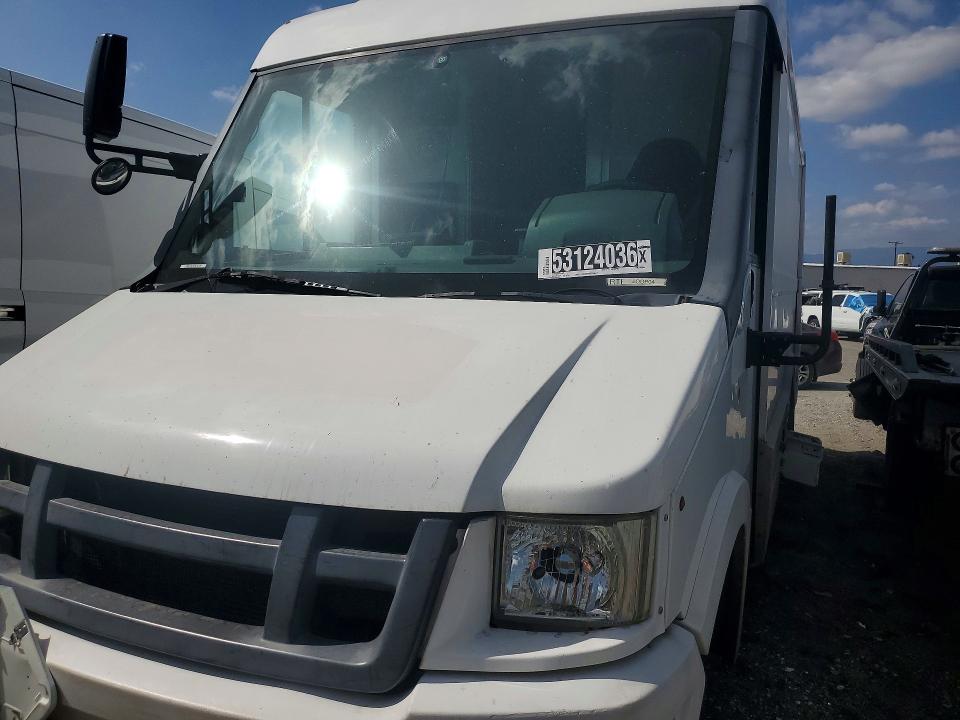 2015 Isuzu Reach VIN JALB4T170F7W00445 COPART salvage auction — MINOR DENT/SCRATCHES, Ca - Dis/Dlr/Exp Only Clean Title, sold $2,300 on 2026-07-30 (photo 1)