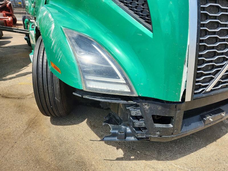 2019 Volvo Vnl VIN 4V4NC9EH0KN219793 COPART salvage auction — ROLLOVER, LA - CERT OF TITLE-SALVAGE, sold $11,400 on 2026-07-09 (photo 9)